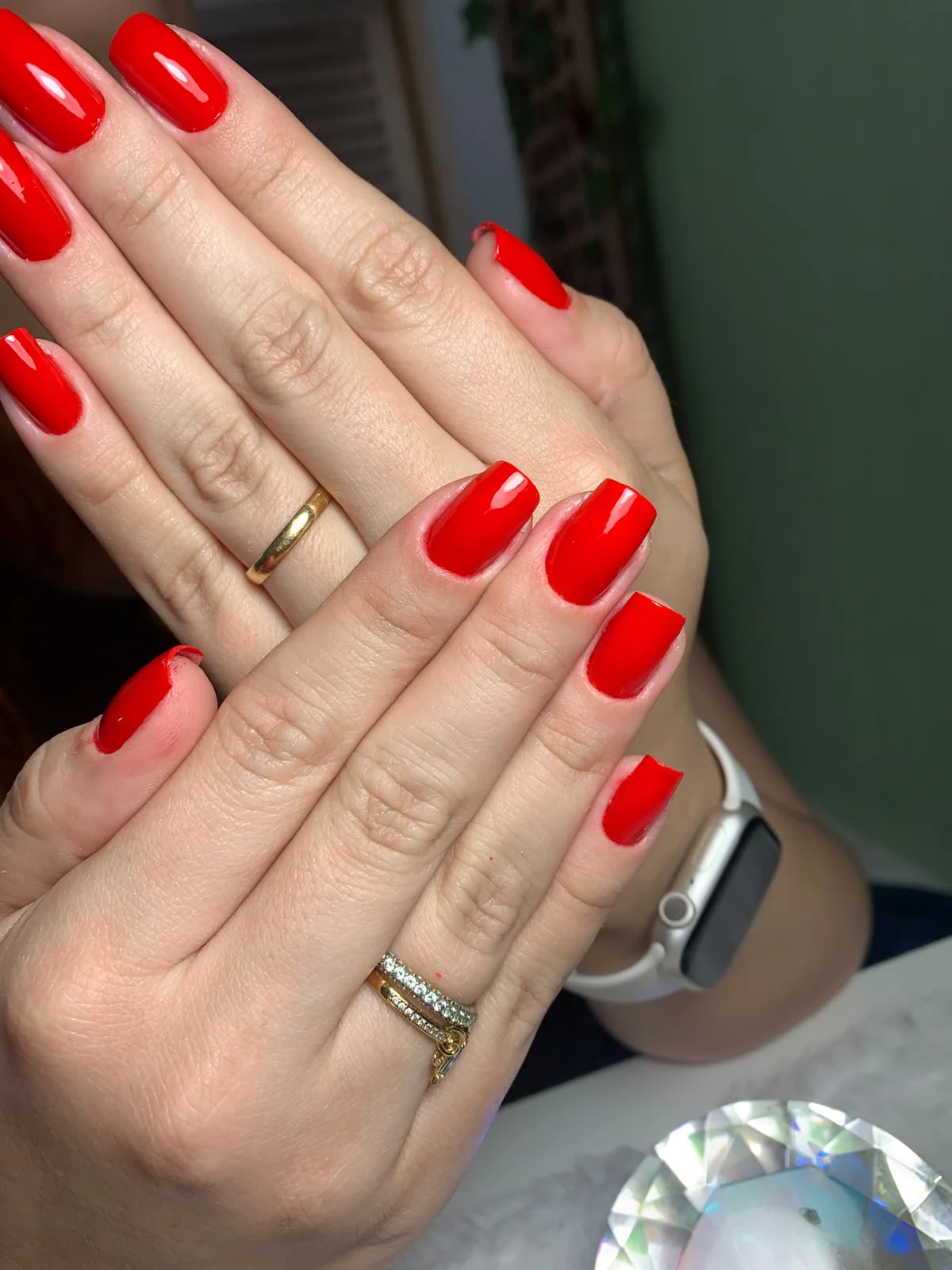 Mãos com unhas esmaltadas em vermelho