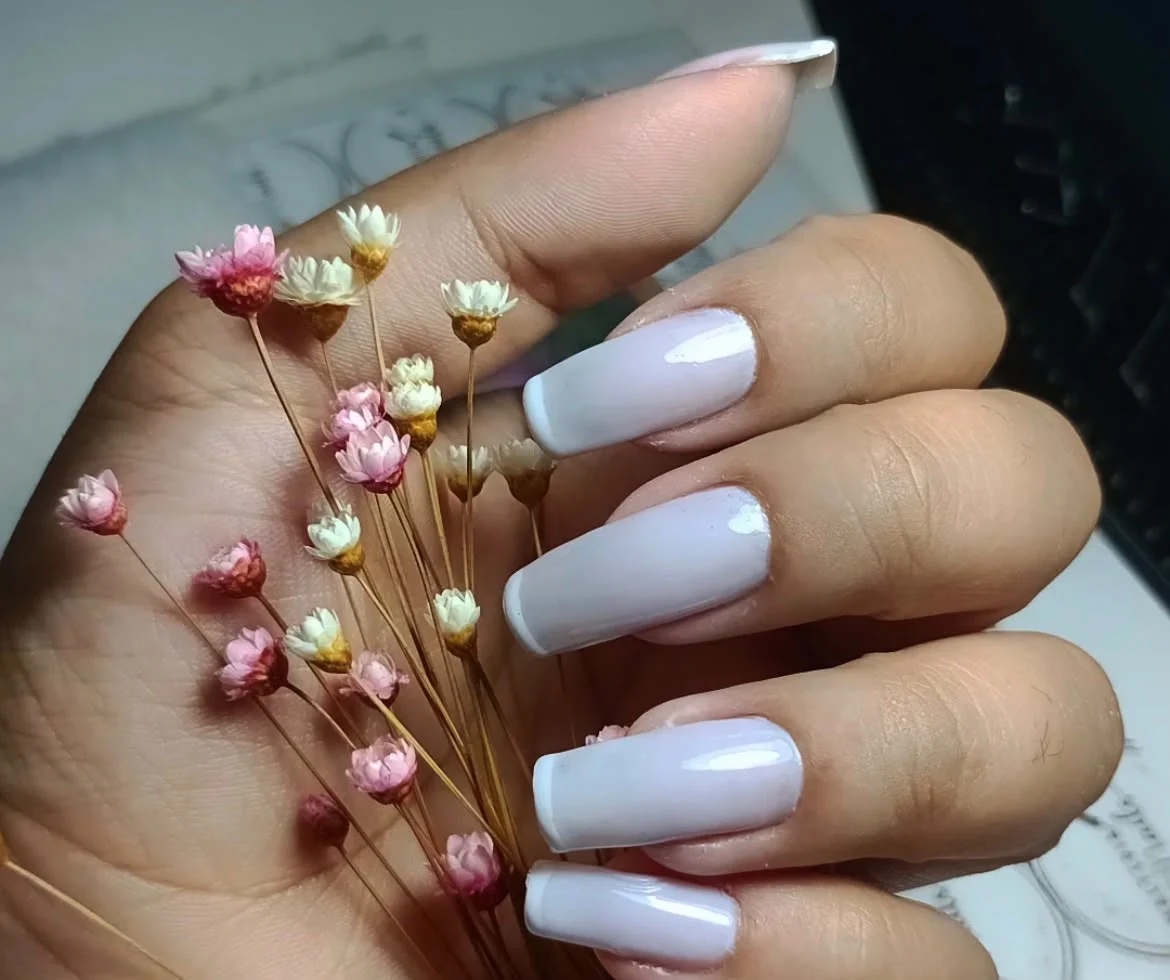 Unhas claras com acabamento brilhante, fotografia enviada pelo estúdio