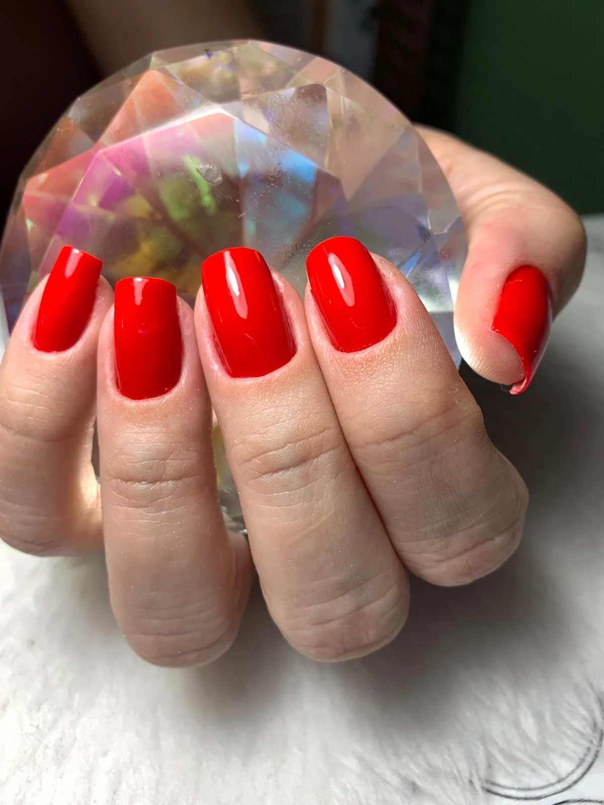 Unhas vermelhas com brilho, fotografia enviada pelo estúdio