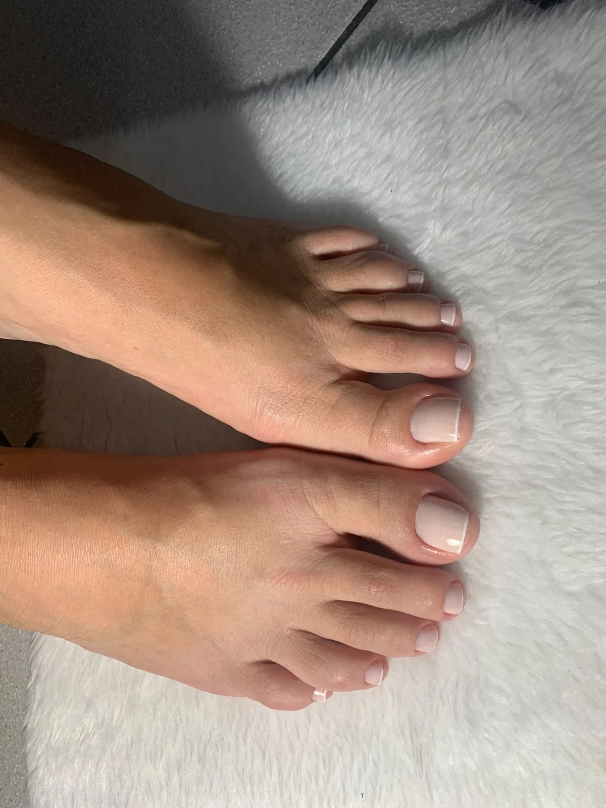 Pedicure em tom claro, fotografia enviada pelo estúdio