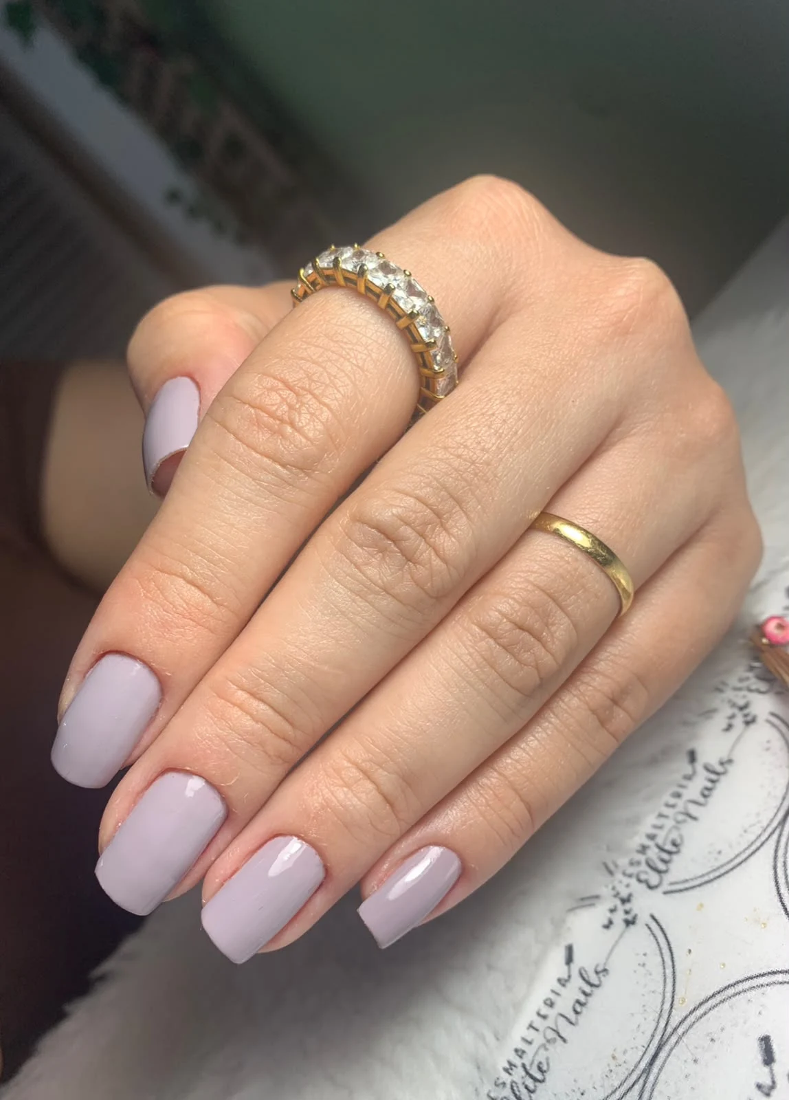 Unhas em lilás delicado, fotografia enviada pelo estúdio