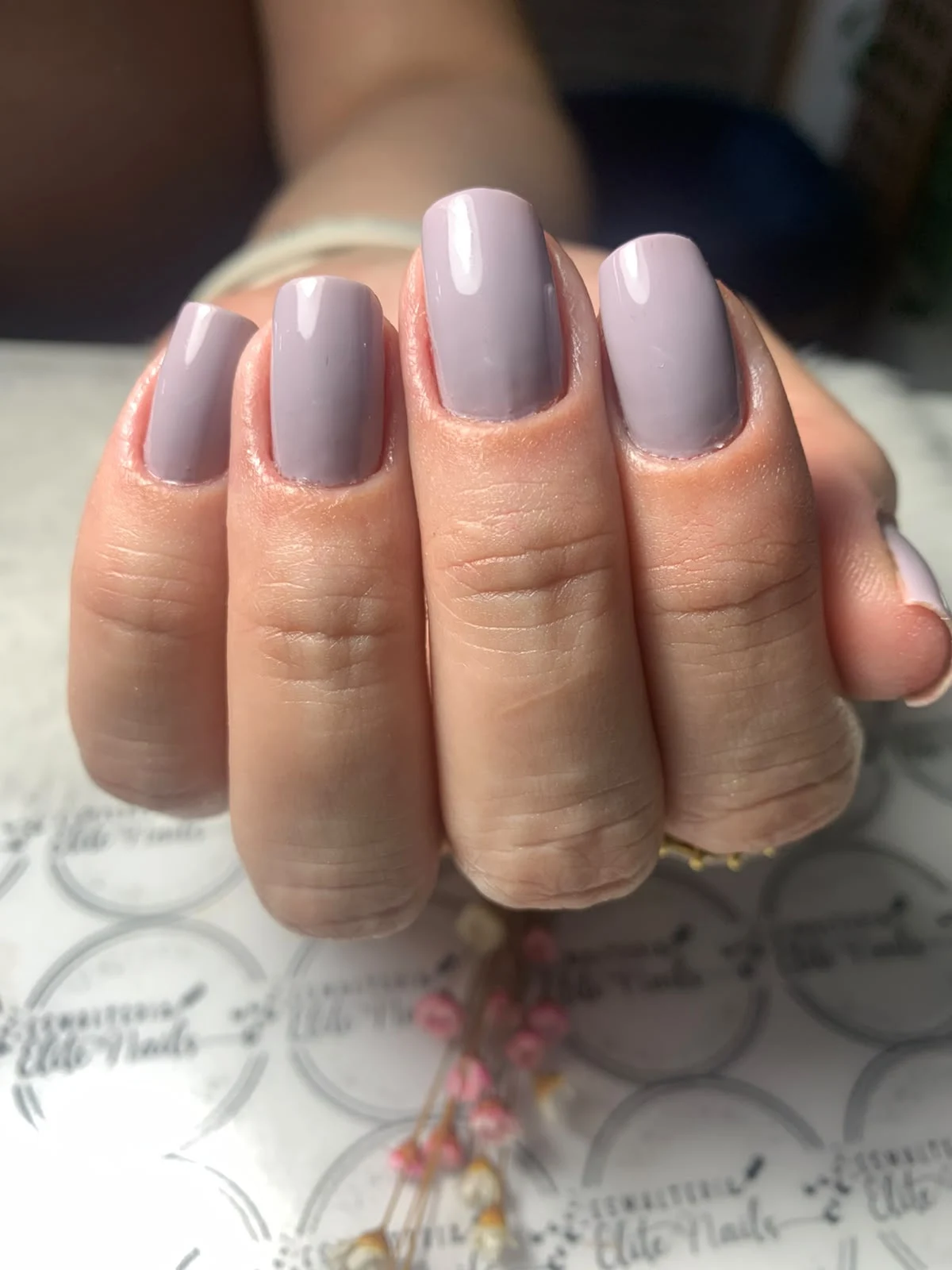 Manicure lilás em destaque, fotografia enviada pelo estúdio