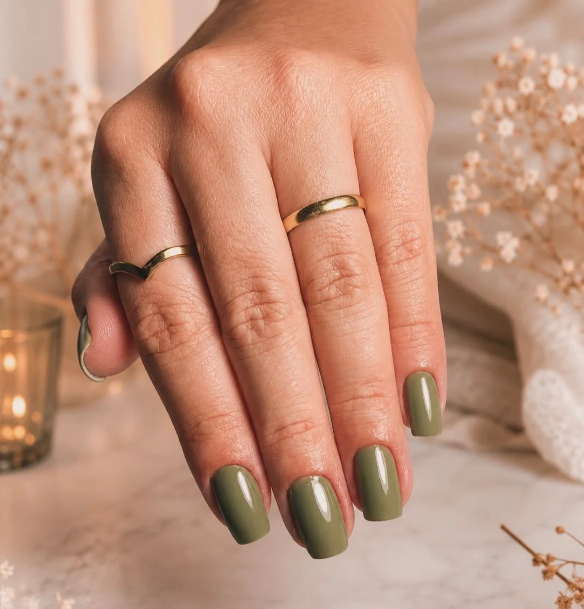 Unhas em verde oliva, fotografia enviada pelo estúdio