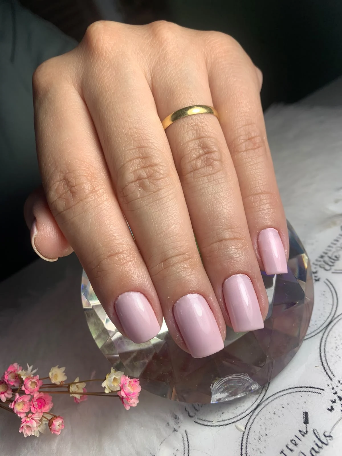 Manicure lilás, fotografia enviada pelo estúdio