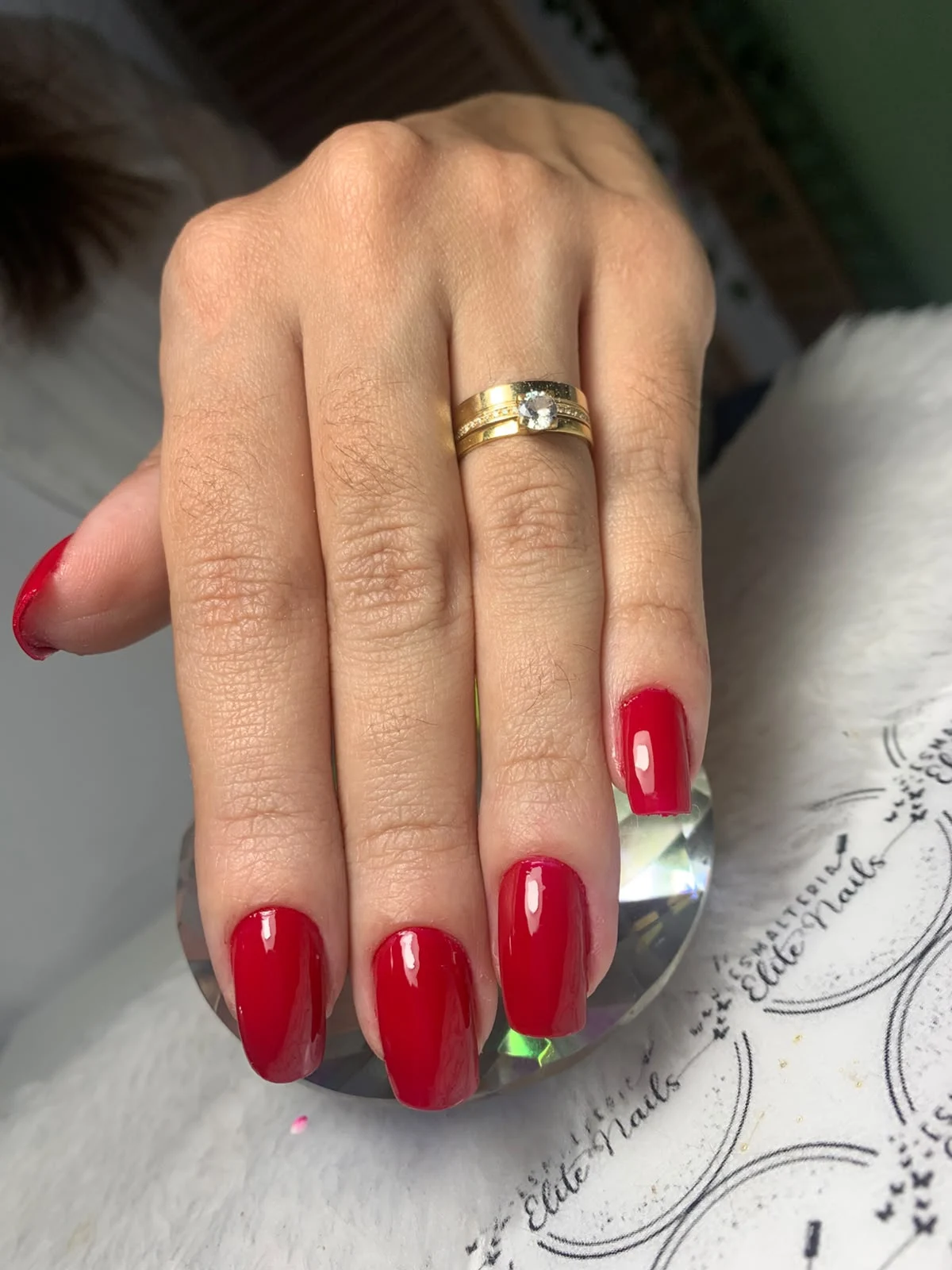 Manicure vermelha, fotografia enviada pelo estúdio