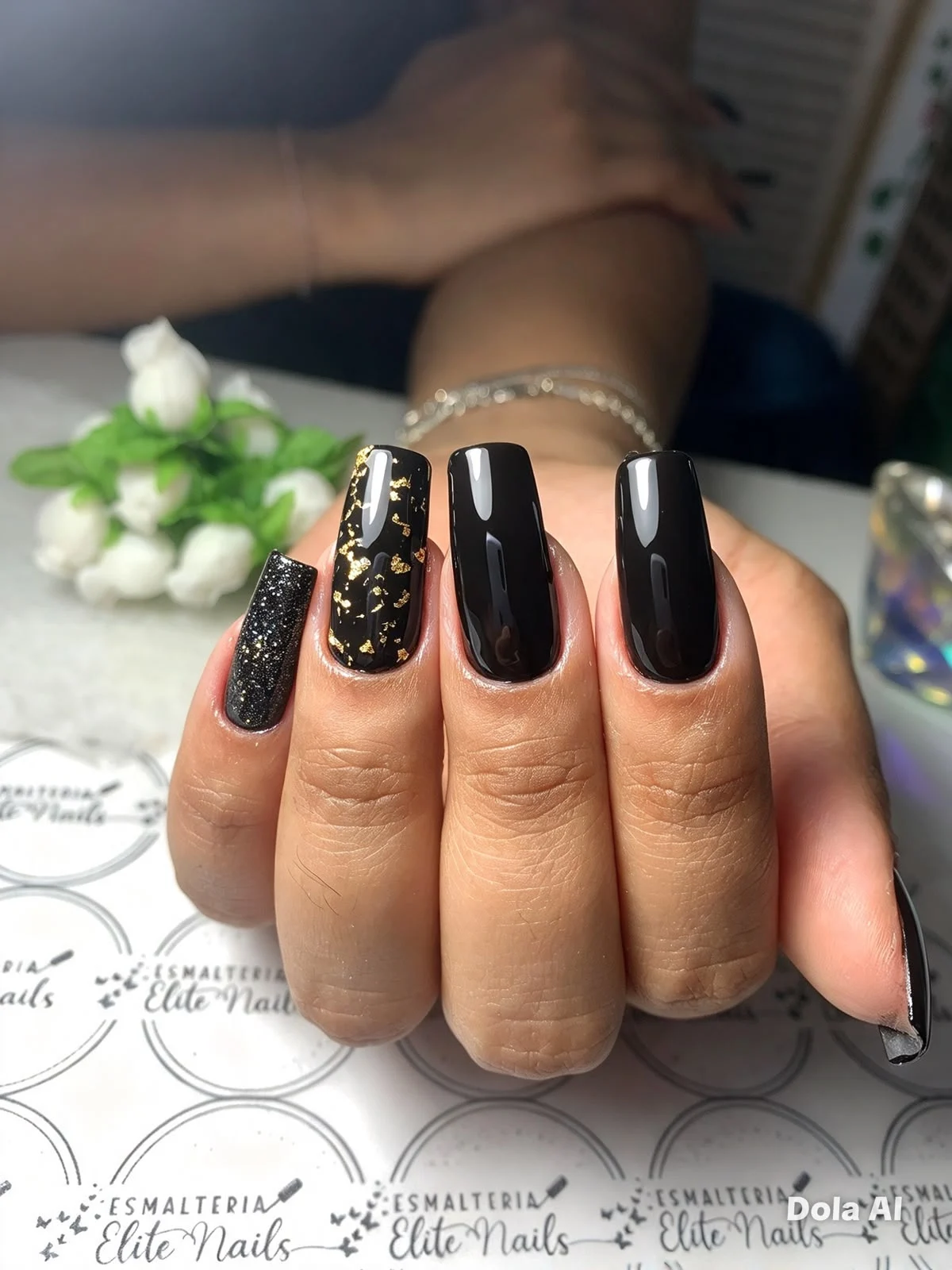 Unhas pretas decoradas, fotografia enviada pelo estúdio