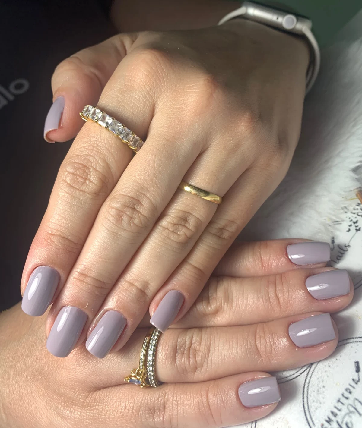 Manicure em tom lilás perolado, fotografia enviada pelo estúdio