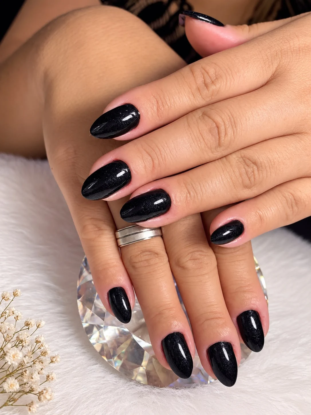 Manicure preta, fotografia enviada pelo estúdio